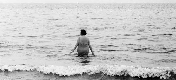 Fotografía en blanco y negro de mujeres en actitud reivindicativa.