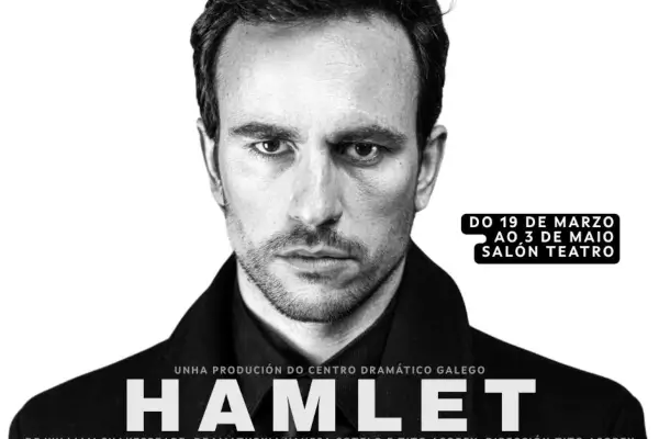 Escena teatral de Hamlet, con actores en un escenario moderno, representando la tragedia de Shakespeare.