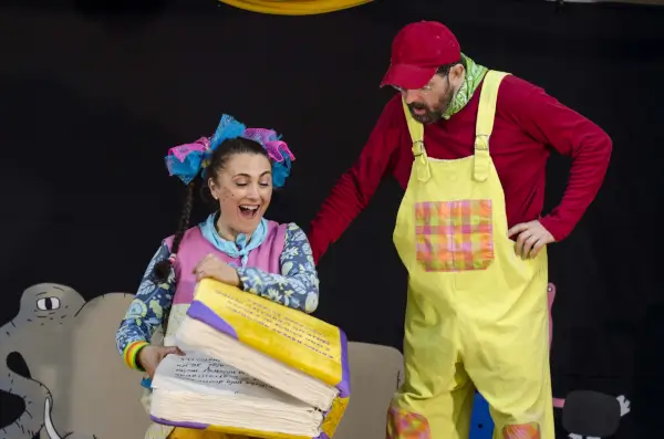 Ilustración colorida de personajes animados cantando y bailando, representando el espectáculo familiar 'Canta con nosotros!' de Migajas Teatro.