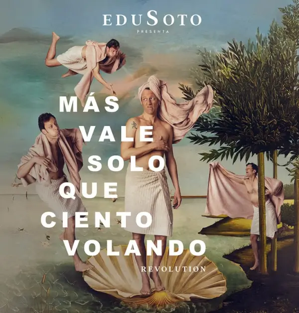Edu Soto en el escenario, sonriendo y gesticulando, con un micrófono, durante su espectáculo de comedia y música.