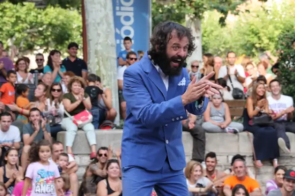 Imagen de Antuán de la Cream, un payaso con vestuario colorido y expresión divertida, realizando un acto de circo.